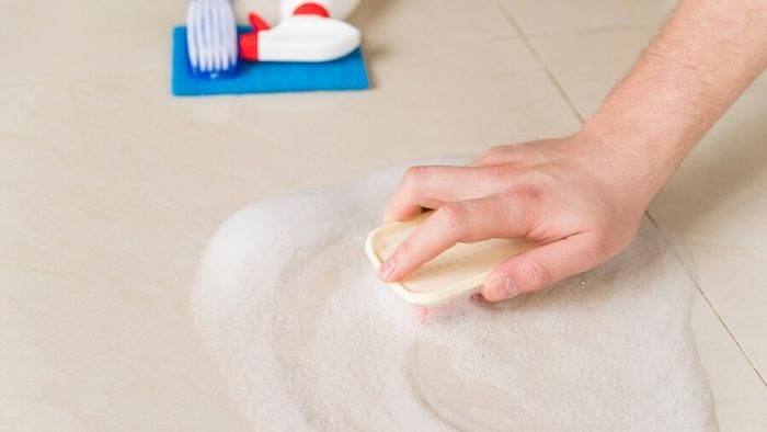 Cara membasmi kecoak di kamar mandi adalah dengan membersihkannya secara teratur dan menyeluruh. Pasalnya, kamar mandi yang bersih akan mengurangi daya tarik kecoak.