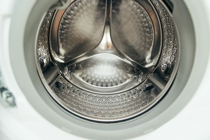Menambahkan washing soda untuk membersihkan mesin cuci Menambahkan washing soda untuk membersihkan mesin cuci