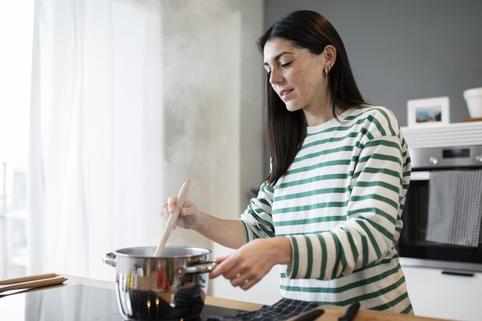 Kesalahan lainnya dalam memasak santan adalah tidak diaduk. Santan perlu terus diaduk secara perlahan, tujuannya agar tidak pecah dan gosong.