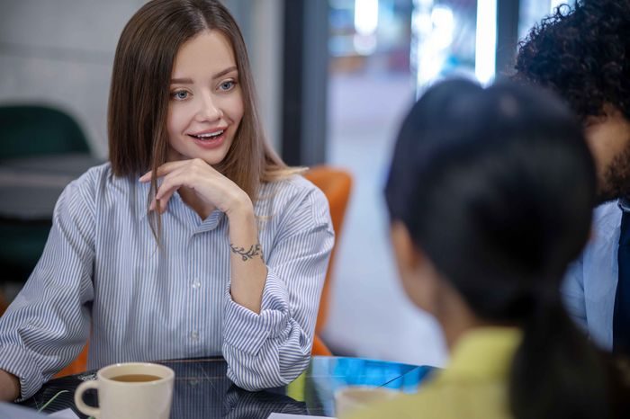 Orang dengan IQ rendah senang menarik perhatian di lingkungan intelektual atau profesional. Ketika terjadi perdebatan, mereka tak sungkan untuk merendahkan orang lain dengan berkata, Orang dengan IQ rendah senang menarik perhatian di lingkungan intelektual atau profesional. Ketika terjadi perdebatan, mereka tak sungkan untuk merendahkan orang lain dengan berkata,