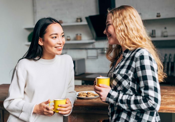 Cara mengenali orang dengan IQ tinggi dilihat dari bahasa tubuhnya bisa melalui tatapan mata. Orang dengan IQ tinggi biasanya memiliki tatapan mata yang fokus.