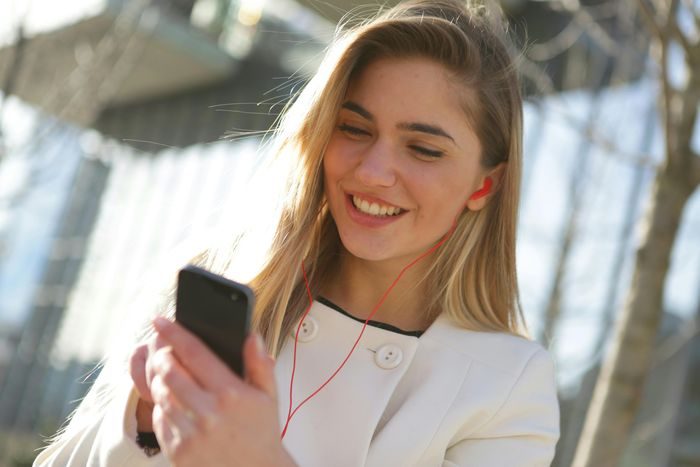 Bagi orang dengan IQ tinggi yang punya rasa ingin tahu dan kreativitas tinggi, tetap dapat mendengarkan musik di luar rumah sangatlah penting. Itu sebabnya mereka selalu membawa earphone di tas mereka. Bagi orang dengan IQ tinggi yang punya rasa ingin tahu dan kreativitas tinggi, tetap dapat mendengarkan musik di luar rumah sangatlah penting. Itu sebabnya mereka selalu membawa earphone di tas mereka.