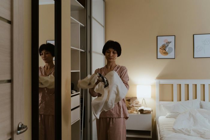 Kebiasaan orang dengan IQ tinggi sebelum tidur berikutnya adalah mereka akan menyiapkan kebutuhan esok hari. Persiapan ini, selain menghemat waktu di pagi hari, juga membantu mereka untuk mengurangi rasa cemas.