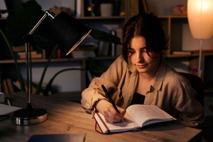Salah satu kebiasaan orang dengan IQ tinggi adalah mereka rutin melakukan refleksi tentang kesehariannya. Salah satu caranya adalah dengan melakukan journaling.