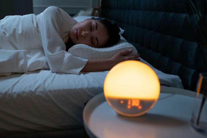 Orang dengan IQ tinggi tidak akan membiarkan pagi mereka berjalan berantakan. Oleh karena itu, mereka akan melakukan hal-hal yang mungkin terasa berat di awal, tapi sangat bermanfaat untuk jangka panjang. Mereka akan mengatur alarm secara strategis.