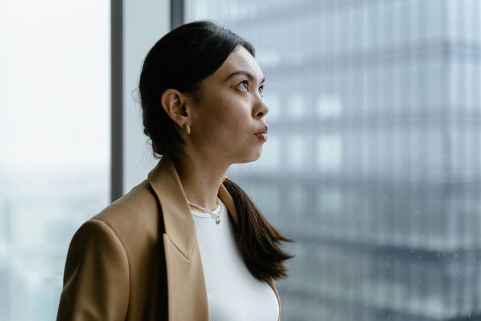 Ketika seseorang memberikan saran atau feedback, orang dengan IQ memaknainya sebagai sebuah serangan pribadi atas citra diri mereka. Alih-alih menerimanya sebagai cara untuk berkembang, mereka malah tersinggung bahkan berusaha Ketika seseorang memberikan saran atau feedback, orang dengan IQ memaknainya sebagai sebuah serangan pribadi atas citra diri mereka. Alih-alih menerimanya sebagai cara untuk berkembang, mereka malah tersinggung bahkan berusaha
