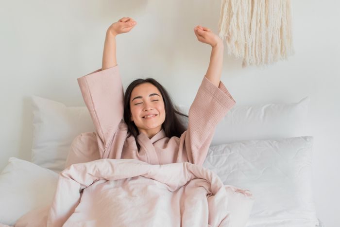 Cara mengenali orang sukses saat akhir pekan adalah mereka tetap bangun pagi di jam yang sama.