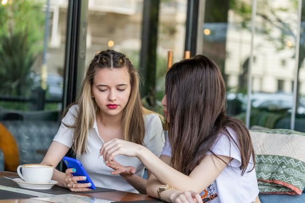 Cara mengenali orang yang baik hati dapat terlihat dari caranya memperlakukan diri sendiri maupun orang lain dengan penuh pengertian/Foto: Freepik/azerbaijan_stockers Cara mengenali orang yang baik hati dapat terlihat dari caranya memperlakukan diri sendiri maupun orang lain dengan penuh pengertian. Mereka tidak mudah menghakimi saat menghadapi kekurangan, kegagalan, atau situasi yang tidak berjalan sesuai harapan. Sikap ini membuat mereka lebih mampu memahami kondisi emosional orang lain dengan empati yang tulus.