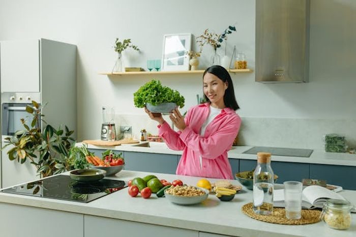 Perempuan makan bergizi/pexels.com/Yaroslav Shuraev
