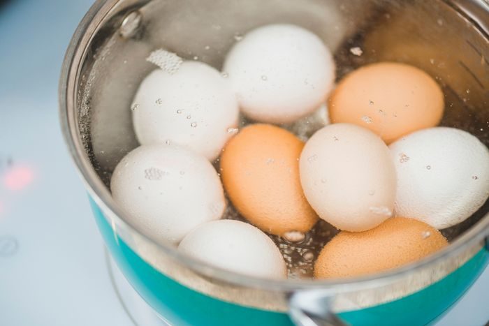 jika telur tidak dimasak dengan baik dan benar dapat menyebabkan infeksi bakteri yang disebut salmonella. Menurut penelitian oleh Universitas Minessota, pusat pengendalian penyakit (CDC) memperkirakan satu dari setiap 20.000 telur terkontaminasi bakteri salmonela. jika telur tidak dimasak dengan baik dan benar dapat menyebabkan infeksi bakteri yang disebut salmonella. Menurut penelitian oleh Universitas Minessota, pusat pengendalian penyakit (CDC) memperkirakan satu dari setiap 20.000 telur terkontaminasi bakteri salmonela.