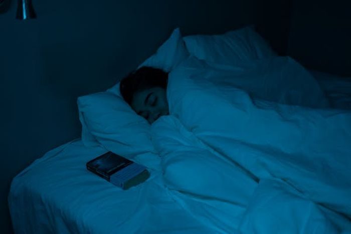 tidur dengan lampu padam/pexels.com/cottonbro studio
