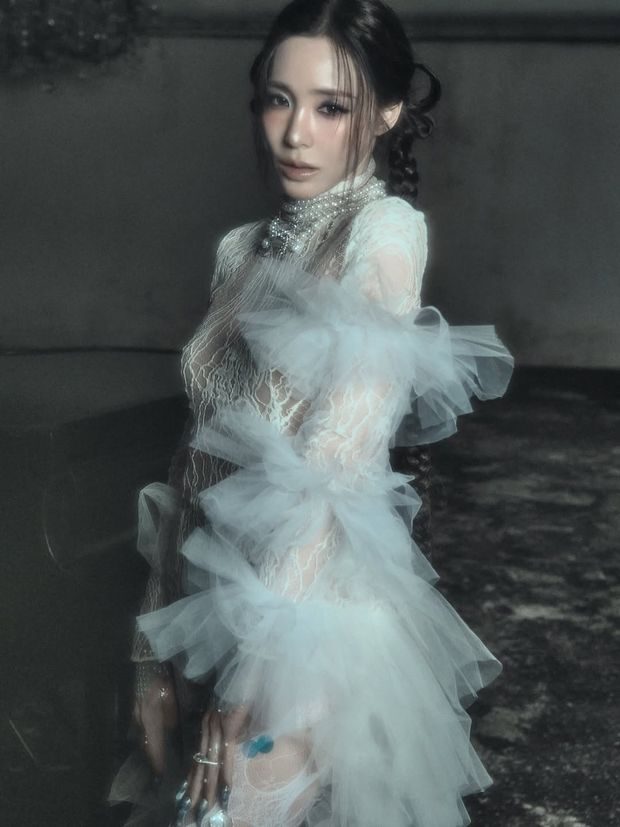 Potret Tiffany Young dalam video klip 'Summer's Not Over'/ Foto: instagram.com/tiffanyyoungofficial Perilisan lagu 'Summer's Not Over' merupakan bagian dari perayaan satu dekade debut Tiffany Young sebagai solois.