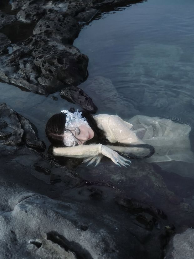 Potret Tiffany Young dalam video klip 'Summer's Not Over'/ Foto: instagram.com/tiffanyyoungofficial Potret cantik Tiffany Young dalam video klip 'Summer's Not Over'.