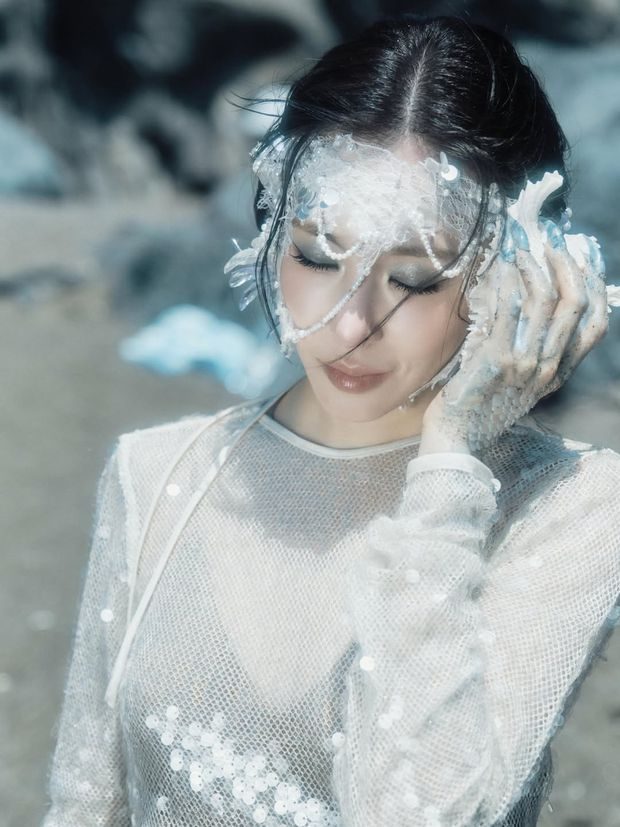 Potret Tiffany Young dalam video klip 'Summer's Not Over'/ Foto: instagram.com/tiffanyyoungofficial Tiffany Young melantunkan perasaan bahagianya yang penuh syukur melalui melodi emosional dari lagu 'Summer's Not Over'.