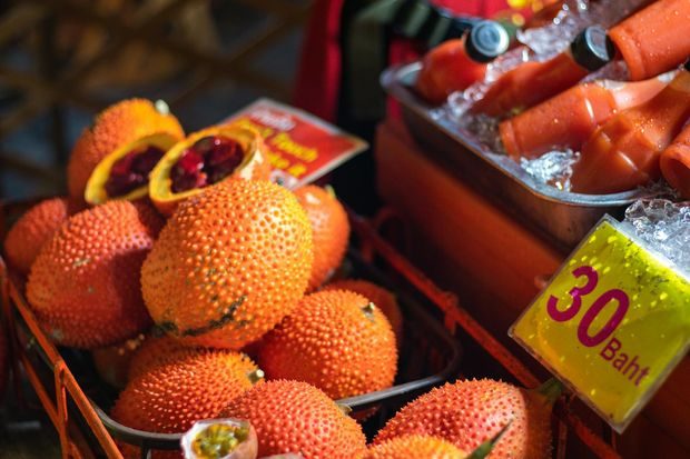 Buah gac adalah buah langka dari Asia dengan warna merah mencolok dan kandungan antioksidan tinggi.