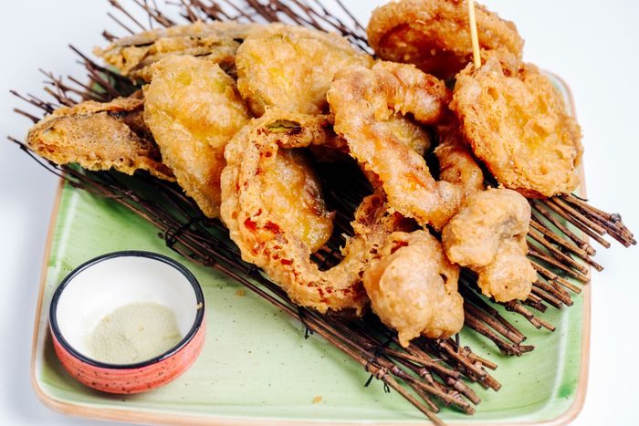 Gorengan seperti bakwan dan risoles dapat meningkatkan kolesterol karena proses penggorengan yang menggunakan banyak minyak.