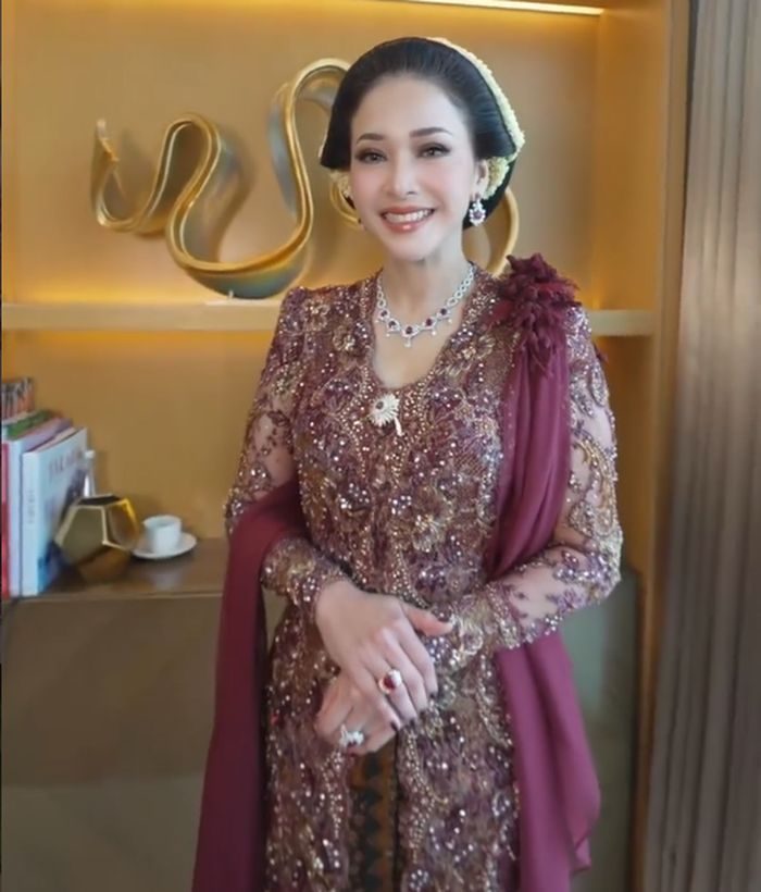 Set perhiasan ruby yang dikenakan Maia Estianty di acara akad nikah