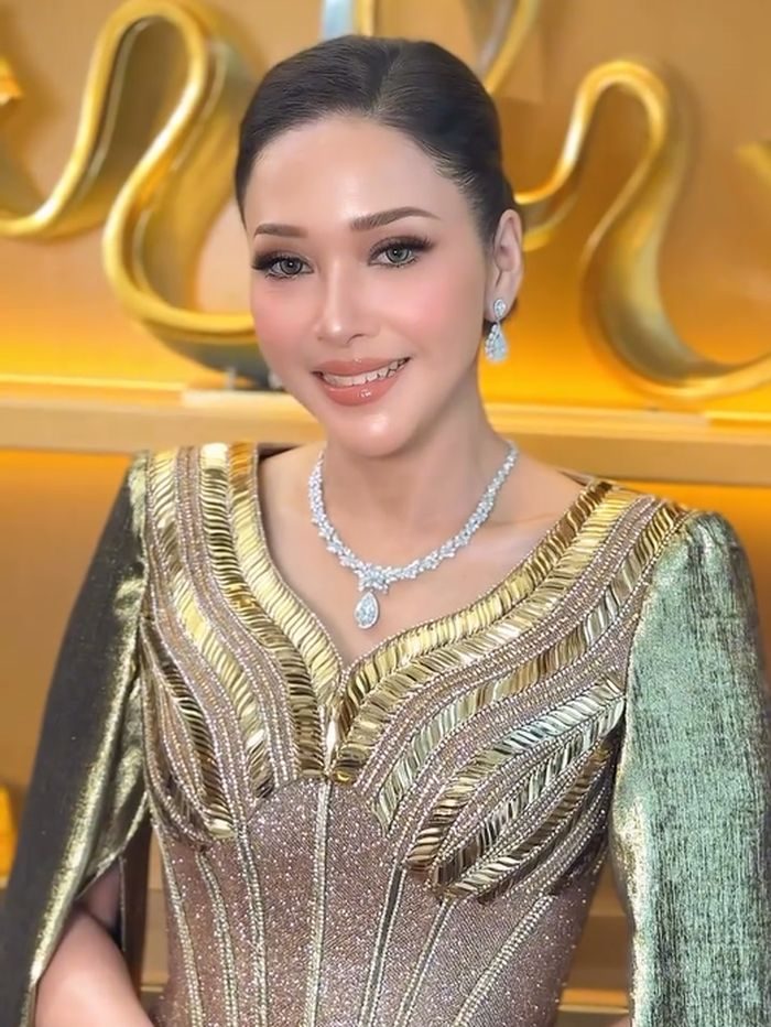 Di momen resepsi, Maia Estianty tampil elegan dengan cincin berlian berbentuk pir