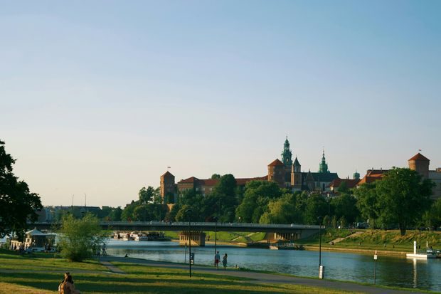 Hidden gems Eropa seperti Krakow, Polandia, menawarkan pengalaman wisata yang tetap terjangkau dengan biaya sekitar 76 USD per hari/Foto: Unsplash/Ghaith Kelani Hidden gems Eropa seperti Krakow, Polandia, menawarkan pengalaman wisata yang tetap terjangkau dengan biaya sekitar 76 USD per hari. Kota ini dikenal sebagai kota pelajar, sehingga harga kebutuhan harian cenderung ramah di kantong. Daya tarik utamanya terletak pada pusat kota tua yang berstatus warisan dunia UNESCO di Rynek Glowny.
