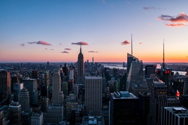 Destinasi wisata dengan aturan ketat seperti Amerika Serikat menerapkan proses imigrasi yang detail dan selektif/Foto: Freepik/Toomas Tartes Destinasi wisata dengan aturan ketat seperti Amerika Serikat menerapkan proses imigrasi yang detail dan selektif. Penolakan masuk bisa terjadi meskipun alasan terlihat sederhana bagi pelancong. Rencana perjalanan yang tidak jelas, jawaban yang tidak konsisten, serta kurangnya bukti ikatan dengan negara asal menjadi faktor umum.