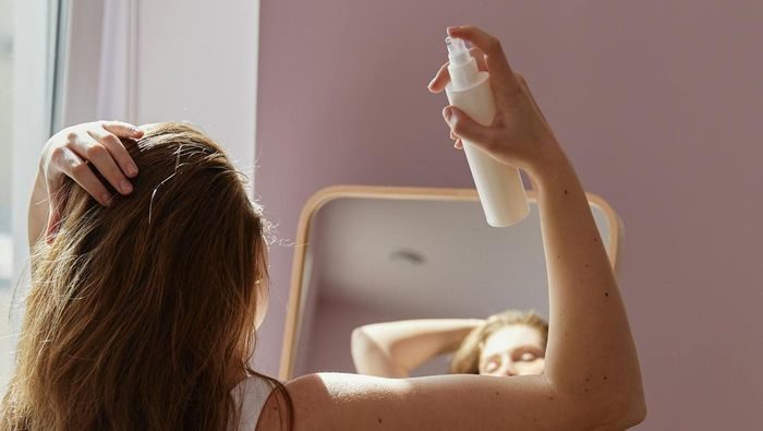 Aplikasikan dry shampoo per bagian