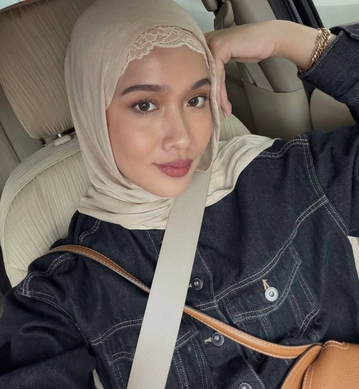 Influencer Ana Octarina saat menggunakan Ciput ‘Nenek’