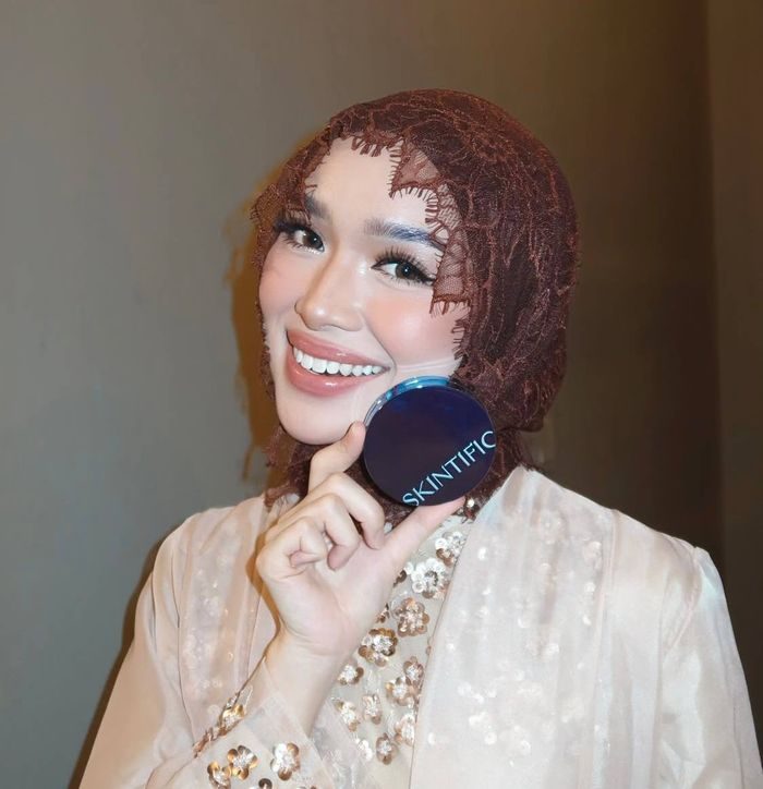 Influencer Sofea Shra saat menggunakan Ciput ‘Nenek’