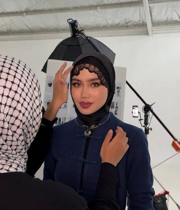 Influencer Sashfir saat menggunakan Ciput ‘Nenek’