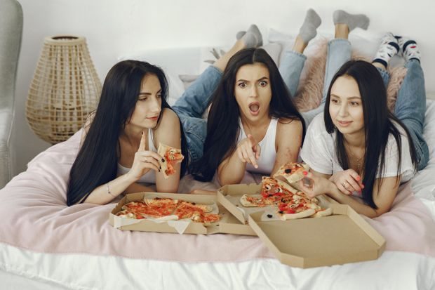 Kelelahan sosial sering muncul karena interaksi tidak hanya melibatkan percakapan, tetapi juga proses memahami dan merespons emosi orang lain/Foto: Freepik/prostooleh Kelelahan sosial sering muncul karena interaksi tidak hanya melibatkan percakapan, tetapi juga proses memahami dan merespons emosi orang lain. Seseorang perlu menyesuaikan energi saat memberi dukungan, menunjukkan empati, atau menjaga kenyamanan lawan bicara. Kepekaan emosional seperti ini dapat mempererat hubungan, tetapi juga menguras energi secara perlahan.