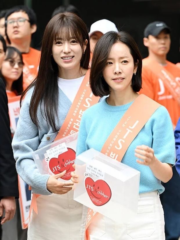 Han Hyo Joo dan Han Ji Min terjun langsung ke jalanan untuk mengikuti aksi sosial dalam rangka memperingati Hari Anak Nasional di negara kelahiran mereka.