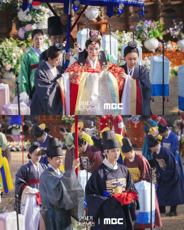 Pertemuan Sung Hee Joo dan Pangeran Agung sebagai pasangan mempelai diiringi oleh sejumlah dayang kerajaan.