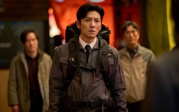 Potret Ji Chang Wook dalam film 'Colony'/ Foto: instagram.com/showbox.movie Ji Chang Wook akan menunjukkan sisi barunya sebagai seorang penjaga keamanan dalam film 'Colony'. Karakternya membawa peranan penting untuk menghadapi konfilk utama film berupa menyebarnya wabah.