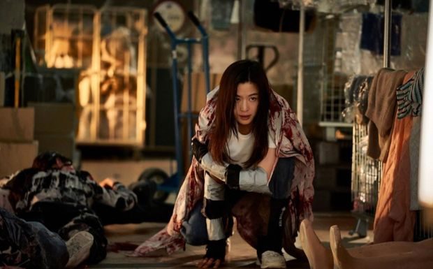 Potret Jun Ji Hyun dalam film 'Colony'/ Foto: instagram.com/showbox.movie Jun Ji Hyun akan kembali menyapa publik melalui film Colony. Dalam proyek barunya tersebut sang aktris siap menunjukkan aksi heroik dengan memerankan ahli bioteknologi.