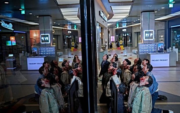 Potret adegan dalam film 'Colony'/ Foto: instagram.com/showbox.movie Potret adegan dalam film 'Colony'.