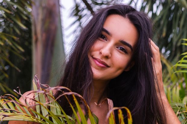 Warna rambut hitam mencerminkan kepribadian yang kuat, misterius, dan memiliki kedalaman emosi yang dalam.
