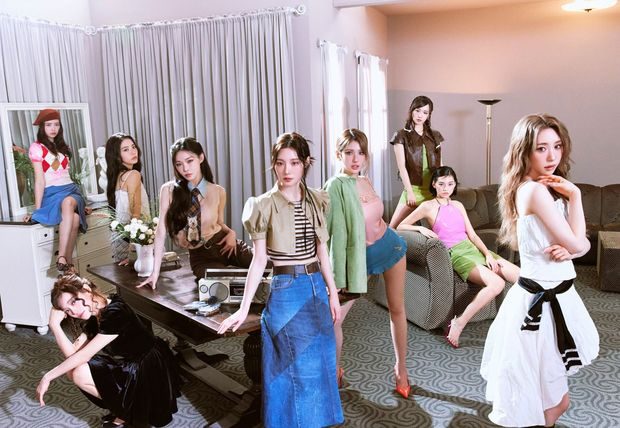 Potret I.O.I dalam foto konsep 'LOOP'/ Foto: instagram.com/ioi_10th I.O.I merayakan 10 tahun debut mereka dengan berkumpul untuk mempersiapkan penampilan terbaru di atas panggung melalui karya musik terbaru di album 'LOOP'.