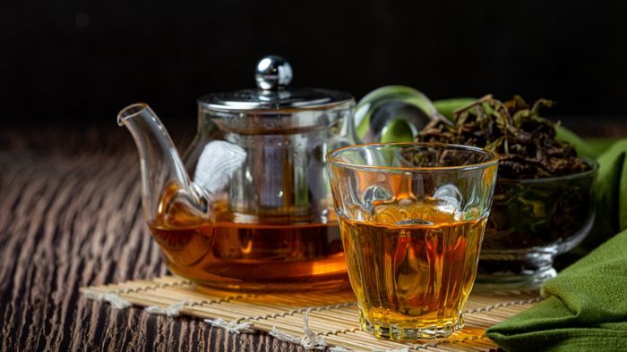 Penelitian menunjukkan bahwa teh oolong juga mengandung polifenol yang dikaitkan dengan metabolisme yang lebih cepat dan pengurangan lemak perut.