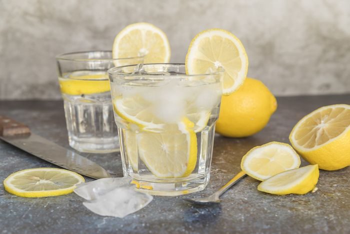 Minum air lemon