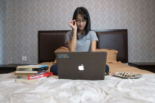 Menggunakan laptop tanpa meja adalah kebiasaan merusak postur yang membuat tubuh cenderung membungkuk dalam waktu lama.