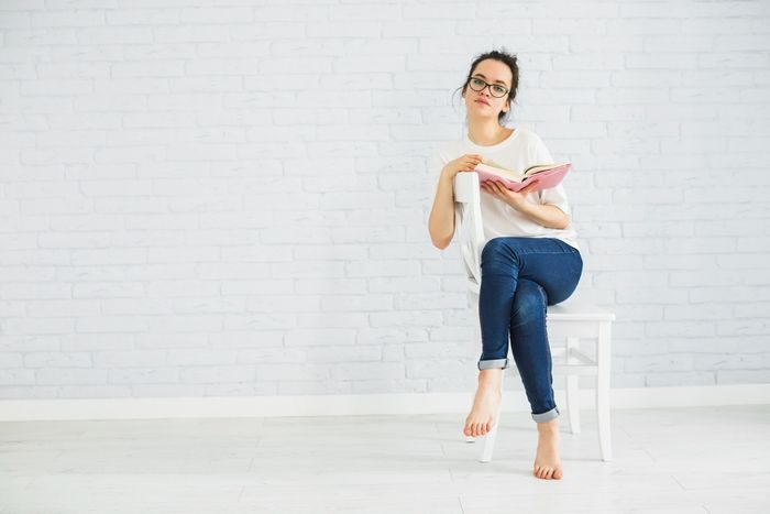 Menyilangkan kaki saat duduk merupakan kebiasaan yang bisa merusak postur