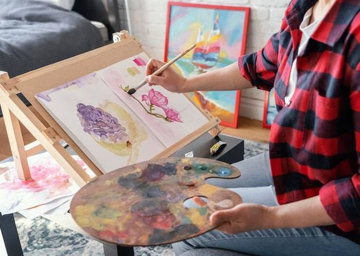 Gunakan waktu luang kamu untuk melakukan aktivitas kerajinan tangan atau mencoba ide visual baru. Kamu bisa mencoba dengan melukis, merajut, journaling atau membuat gelang dari manik-manik.