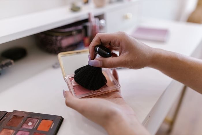 Mengaplikasikan blush on dengan gerakan melingkar