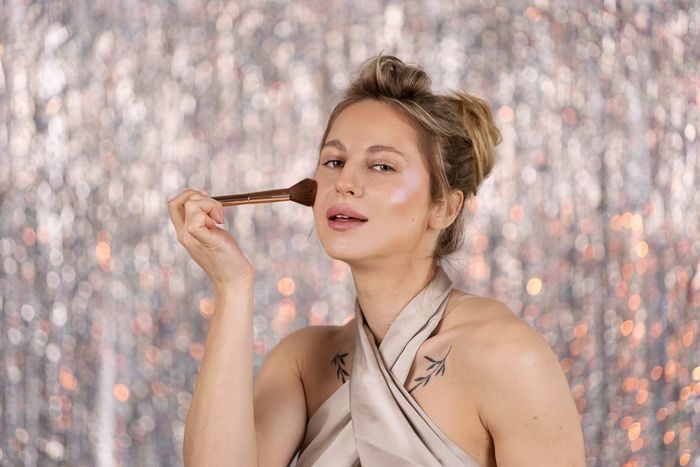 Menggunakan shimmer dan highlighter secara berlebihan