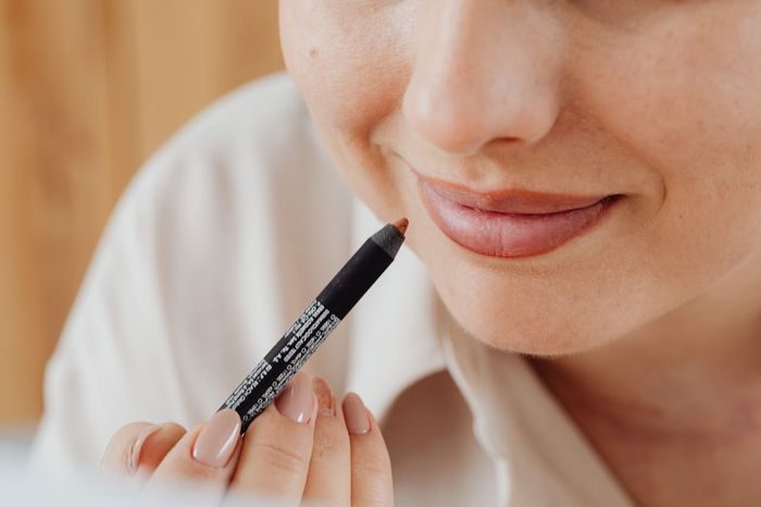 Menggunakan lip liner secara berlebihan