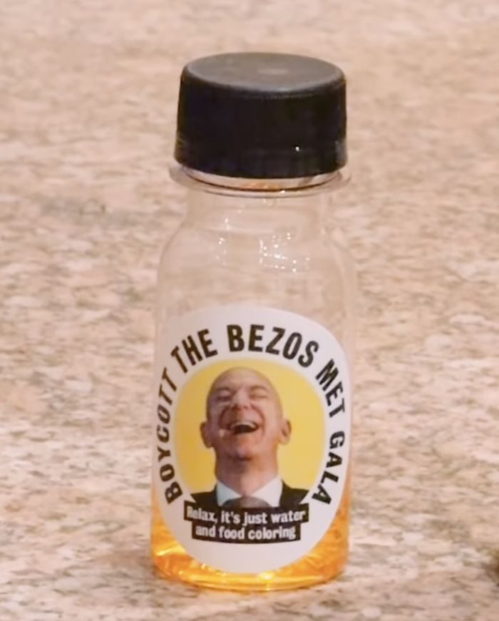 Pekerja Amazon terpaksa buang air kecil di botol, apalagi saat harus melakukan layanan pengiriman super cepat, dan melewati daerah terpencil. Hal inilah yang menimbulkan aksi protes di Met Gala 2026, di mana terdapat botol yang diduga berisi cairan urine./ Foto: Instagram.com/everyonehateselon_