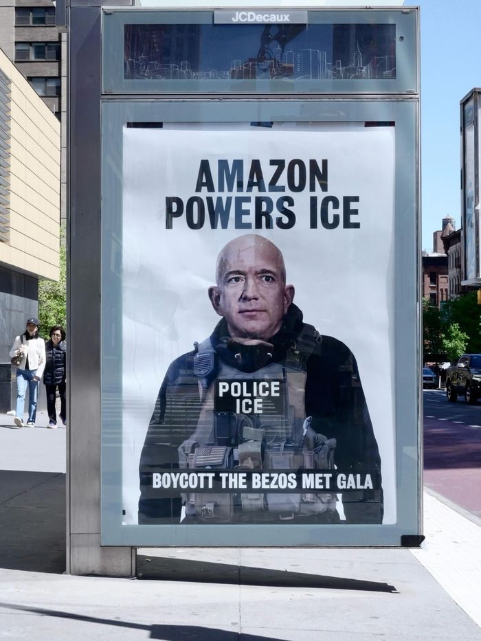 Seruan boikot dan protes publik terhadap Jeff Bezos dan Met Gala. Seruan boikot juga berlangsung di media sosial