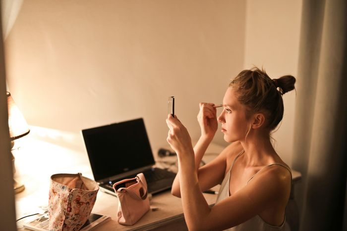 Salah satu kesalahan terbesar adalah tidak membersihkan wajah sebelum tidur. Kulit sedang mengalami fase perbaikan dan pembangunan kembali selama malam hari, dan kotoran seperti debu, asap, dan produk makeup atau perawatan kulit dapat menyumbat pori-pori sehingga memperburuk jerawat. Salah satu kesalahan terbesar adalah tidak membersihkan wajah sebelum tidur. Kulit sedang mengalami fase perbaikan dan pembangunan kembali selama malam hari, dan kotoran seperti debu, asap, dan produk makeup atau perawatan kulit dapat menyumbat pori-pori sehingga memperburuk jerawat.