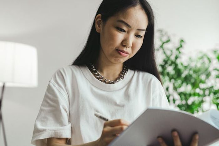 Orang dengan pikiran aktif biasanya tidak pernah benar-benar diam, selalu ada ide, rencana, atau hal yang dipikirkan. Bukannya berantakan, justru otak mereka bekerja cepat dan dinamis. Orang dengan pikiran aktif biasanya tidak pernah benar-benar diam, selalu ada ide, rencana, atau hal yang dipikirkan. Bukannya berantakan, justru otak mereka bekerja cepat dan dinamis.