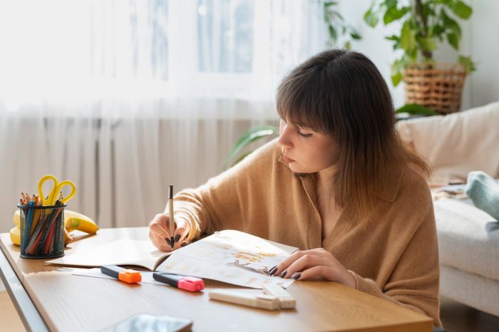 biasanya, karakter seseorang yang terjebak di zona nyaman yakni adanya rasa ketakutan berlebih akan masa depan. Metode journaling bisa menjadi cara efektif untuk merefleksikan diri guna meluapkan emosi pada penulisan. Dengan demikian, journaling mampu mengurangi rasa ketakutan berlebih pada dirimu/ Ilustrasi perempuan merefleksikan diri untuk journaling. biasanya, karakter seseorang yang terjebak di zona nyaman yakni adanya rasa ketakutan berlebih akan masa depan. Metode journaling bisa menjadi cara efektif untuk merefleksikan diri guna meluapkan emosi pada penulisan. Dengan demikian, journaling mampu mengurangi rasa ketakutan berlebih pada dirimu/ Ilustrasi perempuan merefleksikan diri untuk journaling.