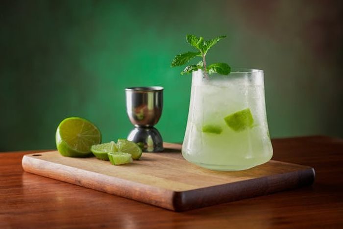 Daun mint di minuman/pexels.com/Marcelo Verfe